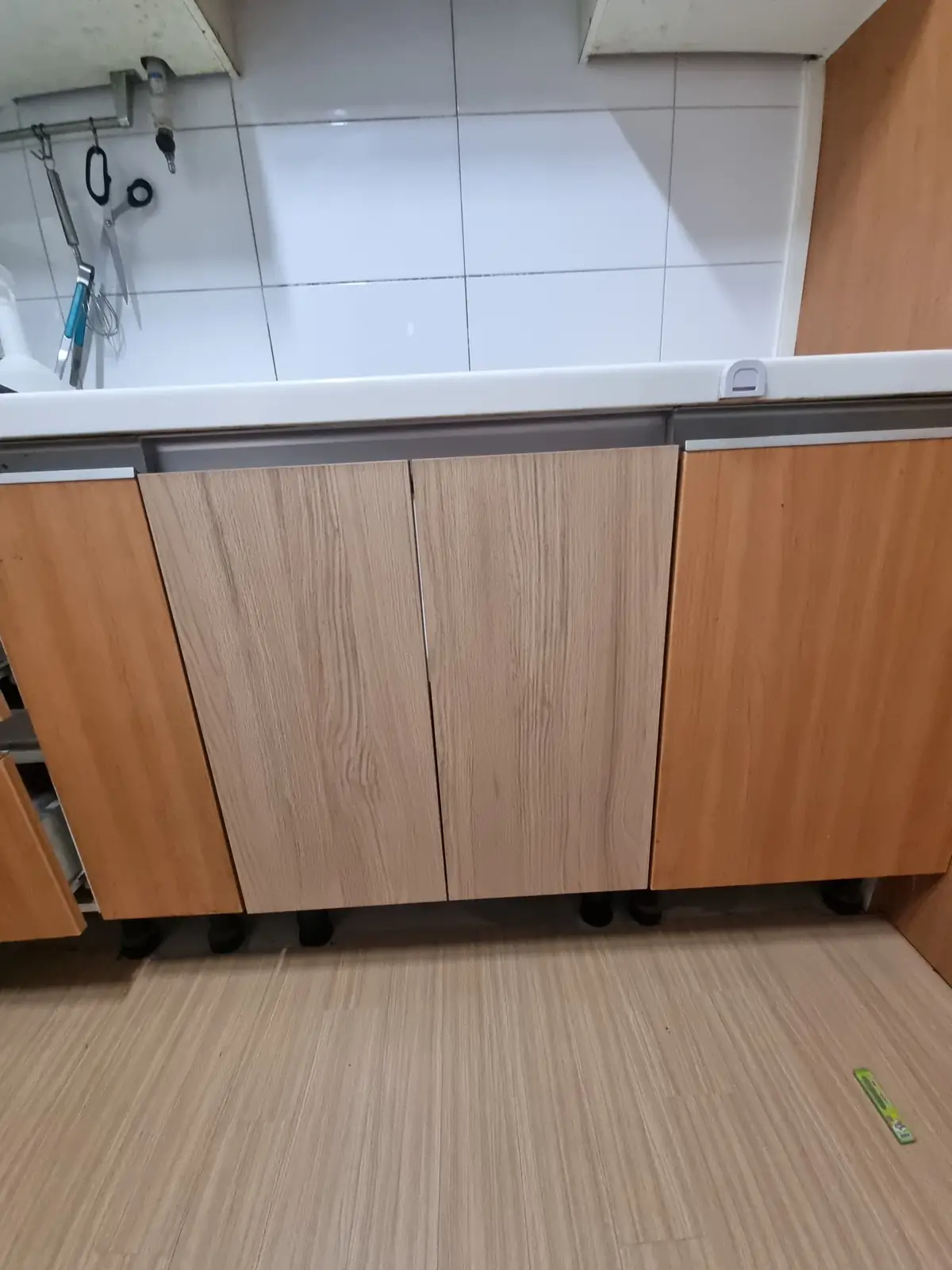 팬트리장제작 다음으로 보는 싱크대하부장제작, 우드 무늬 도어를 단 싱크대 하부장