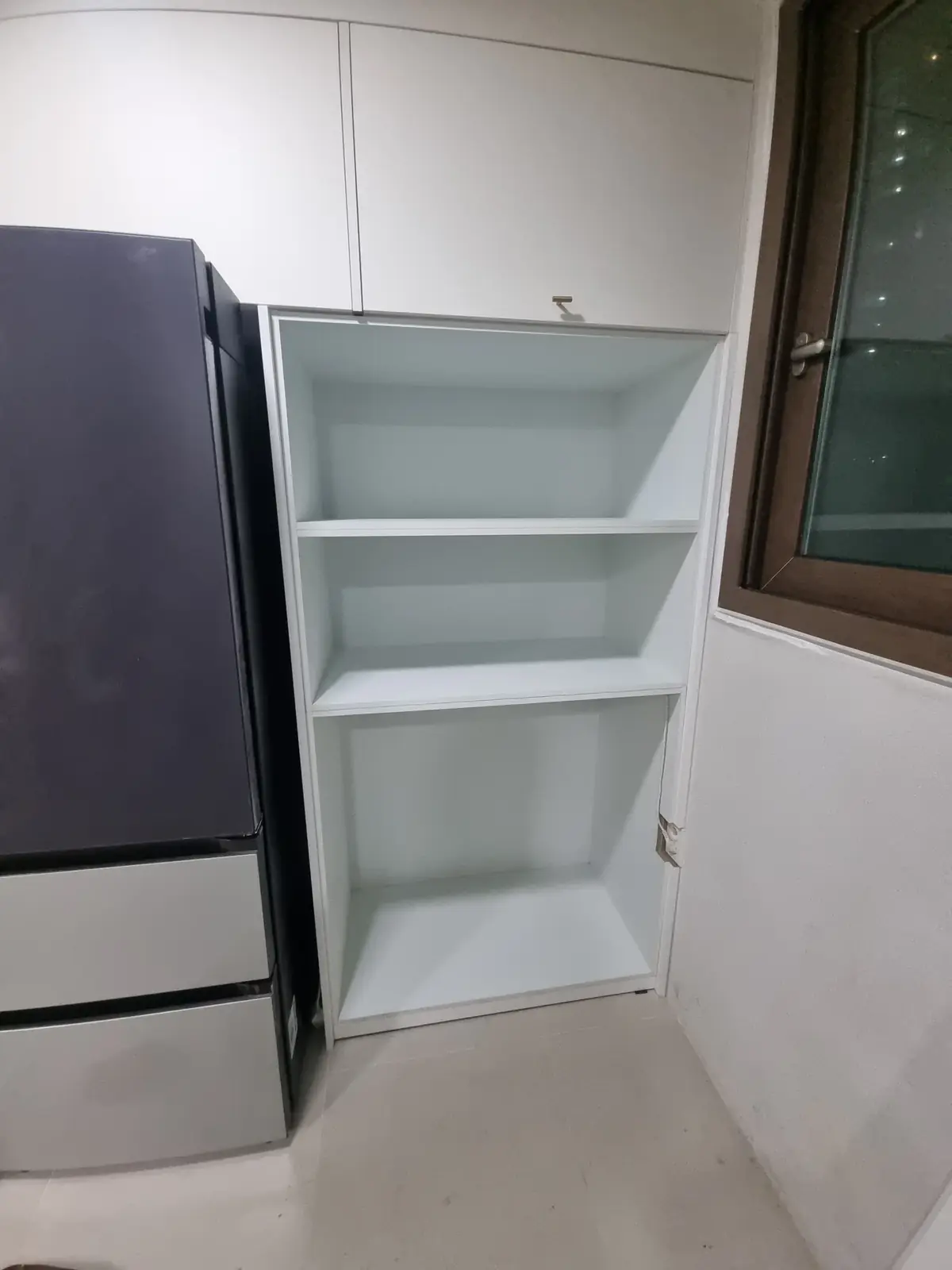 냉장고장제작 시공 후 냉장고 옆 오픈 선반장 설치 모습