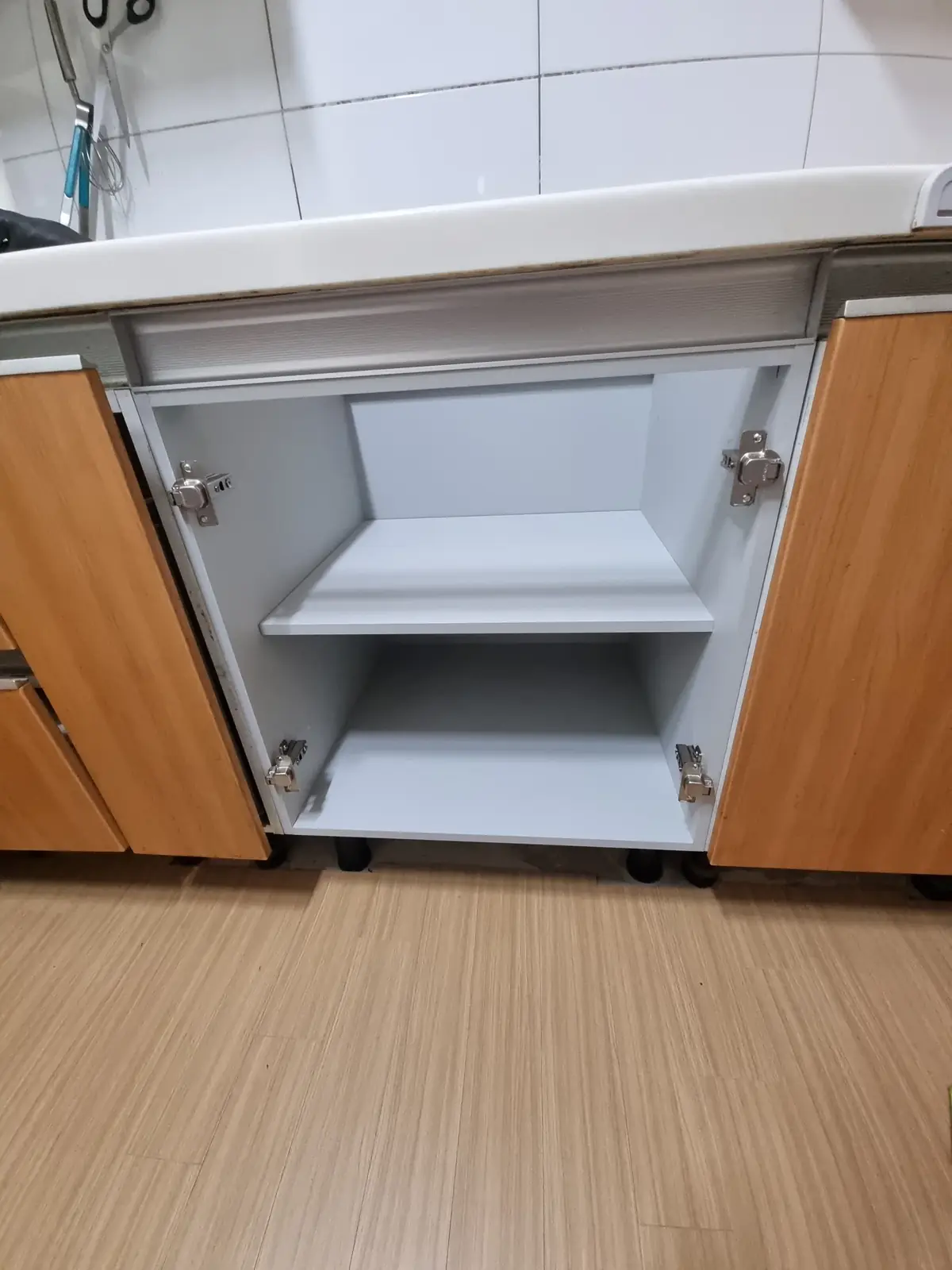 빌트인오븐장제작 시공 후 쿡탑 아래 오븐 자리에 선반을 넣은 하부장